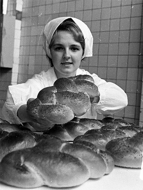 12. В послевоенные годы советским женщинам было действительно тяжело.