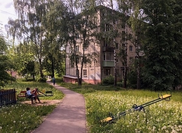 1. Советский двор тихим летним вечером...