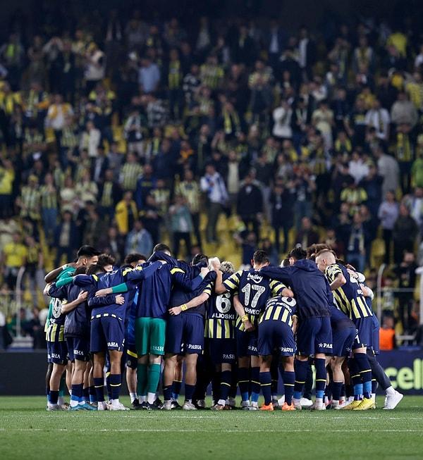 Fenerbahçe, maçın sonunda orta yuvarlakta Jorge Jesus’un önderliğinde kenetlendi.