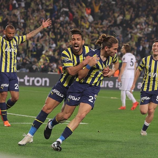 Bu galibiyetle Fenerbahçe, Galatasaray ile arasındaki puan farkını 6'ya indirdi.