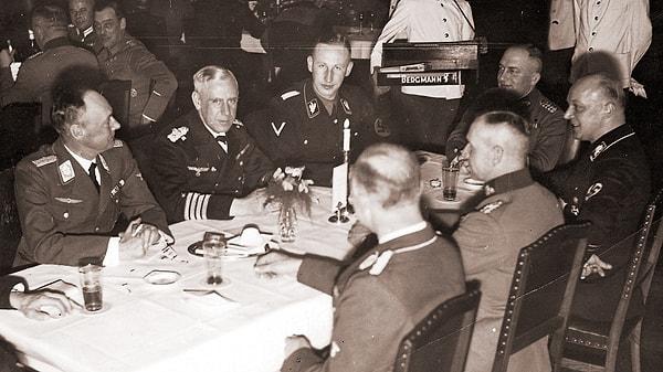 6. Almanya’nın en önemli amirallerinden ve Hitler’in istihbarat şefi Wilhelm Canaris, Hitler’in en güvendiği isimlerden birisi olsa da onun durdurabilmesi adına İngilizlerle işbirliği yaptı.