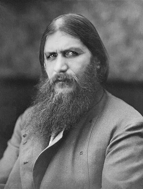 7. Rasputin, yirminci yüzyılın başlarında Çar II. Nicholas ve karısı Alexandra üzerinde büyük etkisi olan bir Rus mistikti.
