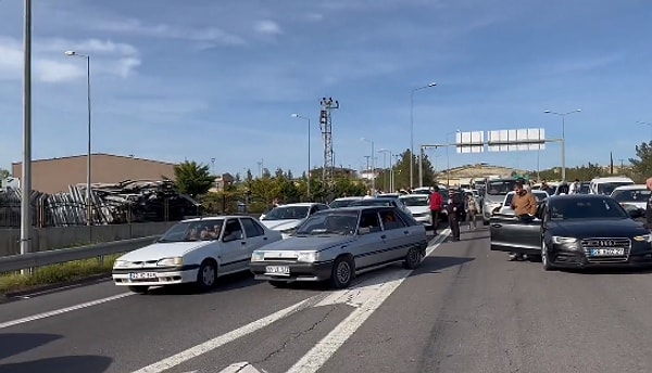 Erdoğan'ın Şanlıurfa GAP Havaalanı'ndan şehir merkezine gelmesinden önce Şanlıurfa – Diyarbakır Karayolu trafik ekipleri tarafından geçişe iki yönlü olarak kapatıldı.