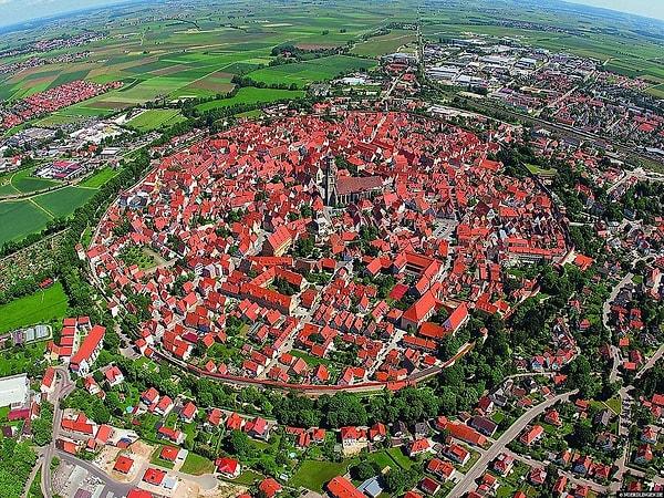 9. Nördlingen, Almanya'nın bir ilçesidir ve bundan 15 milyon yıl önce bölgeye bir asteroidin çarpması sonucu oluşan çanak şeklindeki krater oyuğuna kurulmuştur.