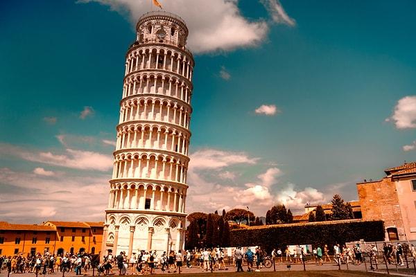 12. 1173 yılında inşa edilmeye başlanan Pisa Kulesi, 5 yıl kadar dik durabildi: Üçüncü katı tamamlandıktan sonra ağırlıktan dolayı eğilmeye başladı.