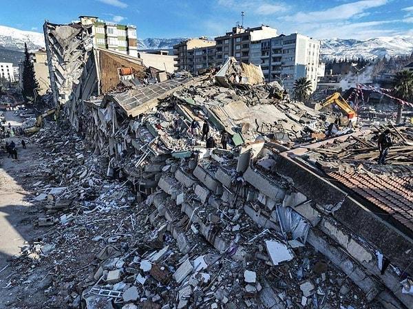 6 Şubat sabaha karşı 04:17'de Kahramanmaraş'ın Pazarcık ilçesinde meydana gelen 7.7 büyüklüğündeki deprem, Türkiye'de 10 ilde de yıkıcı sonuçlara neden olurken felaket sınır komşusu Suriye'de de hissedildi.