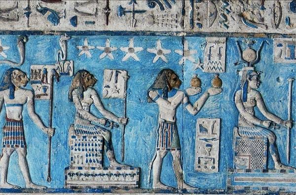 Shezmu, şarap, yağ ve parfüm yapımında önemli bir rol oynar. Bu nedenle Antik Mısır'da bu ürünlerin üretimi ve ticareti ile ilgili kişiler tarafından özellikle önemsenir ve saygı görür.