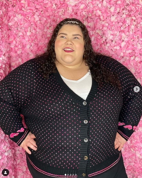 Далее она заявила, что Федеральное авиационное управление США (FAA) должно потребовать от всех авиакомпаний проводить четкую «политику размера клиента»