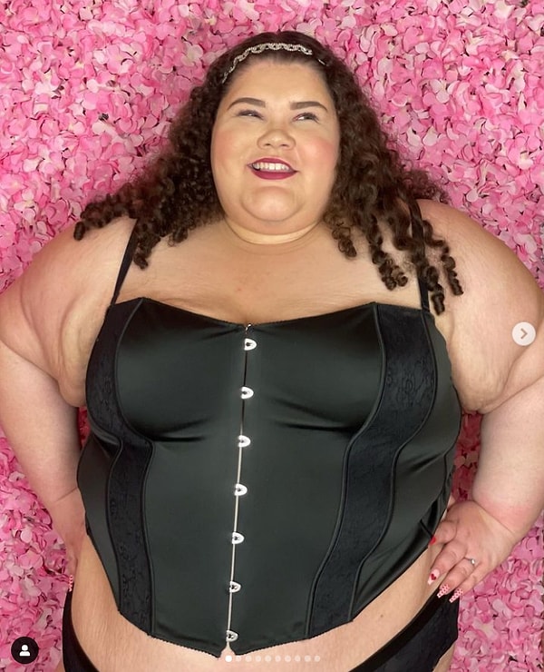 Джейлинн понимает, что цена билетов на самолет вырастет, если она добьется своего, и допускает, что пассажиры без избыточного веса могут столкнуться с более высокими ценами на билеты, чтобы компенсировать улучшения