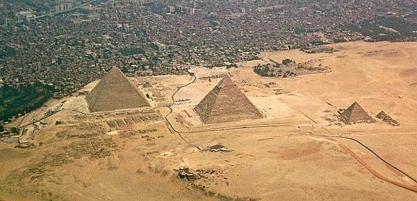 Büyük Piramit Mısır'ın Gize kentinde yer almaktadır ve Firavun Khufu için bir mezar olarak inşa edilmiştir. Yapımı yaklaşık 20 yıl sürmüş ve M.Ö. 2560 civarında tamamlanmıştır.