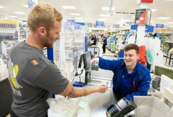 21. Мужчина сделал тату с картой магазина. За это ему начислили целых 18 баллов