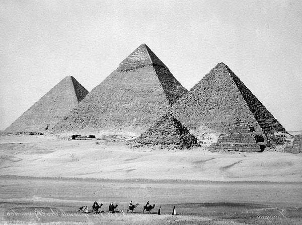 Büyük Piramit, bir derecenin sadece 3 dakikası kadar bir hata ile gerçek kuzey ile neredeyse mükemmel bir şekilde hizalanmıştır.