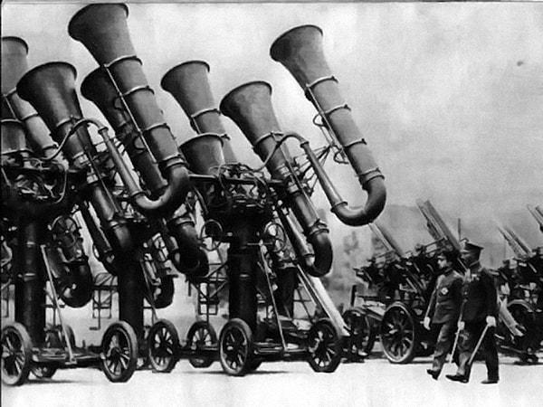 1. 2.Dünya Savaşı sırasında Japon ordusu, aşağıda gördüğünüz tuba benzeri aletleri, gelen uçakları dinlemek için kullandı.