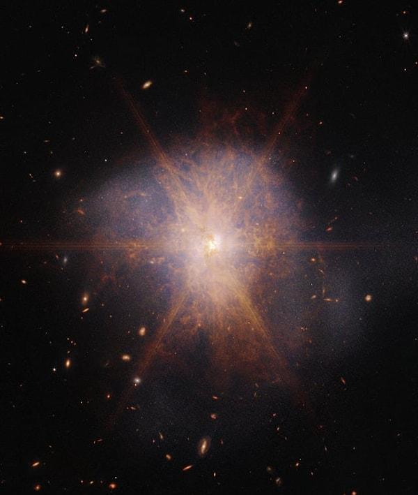 4. James Webb Teleskobu'nun iki galaksinin birleşmesini görüntülediği an 👇