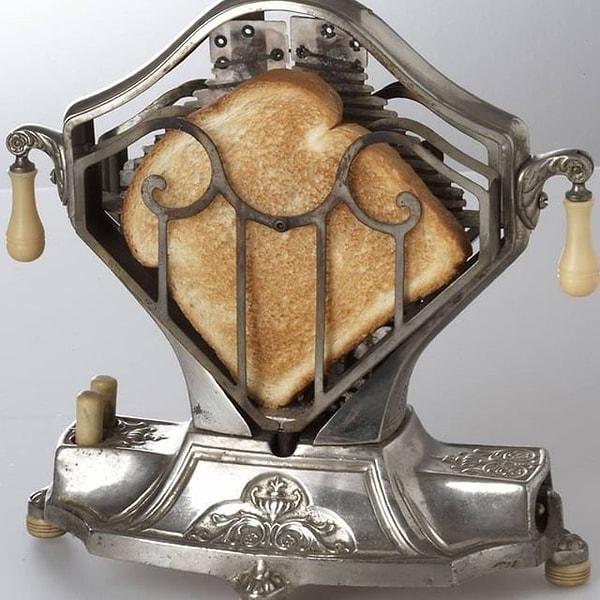 6. 1920'de kullanılan bir tost makinesi 👇