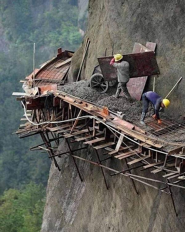 15. Çin'de dağ yolu inşa eden işçiler 👇