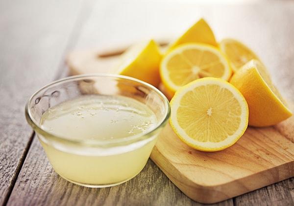 Limonlu su karışımını kahve lekeleri için kullanabilirsiniz. Bir bardak suyun içine yarım limon sıkın ve iyice karıştırın.