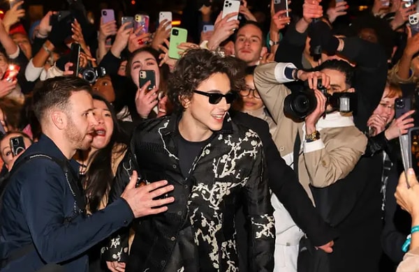 А несколько дней назад машина Кайли была замечена подъезжающей к дому Тимоти в Беверли-Хиллз. Затем в СМИ появились сообщения, что они отправились на тайное свидание