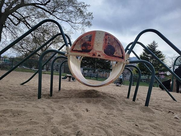 18. Çocuklar için sakıncalı olabilecek bir çocuk parkı.