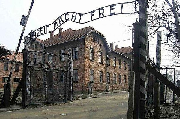 İkinci Dünya Savaşı'nda Auschwitz Toplama Kampı'nda yaşanan korkunç olaylar hiçbir zaman aklımızdan çıkmıyor.