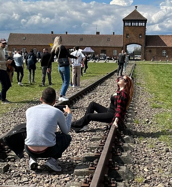 Kullanıcı, 'Bugün şöyle bir fotoğraf gördüm. İnsanların güneşe karşı selfie çekildikleri yerde 6 ay içerisinde 1 milyondan fazla insan gaz odalarında ve kurşuna dizilerek hayatlarını kaybettiler. Auschwitz toplama kampı evet İnsanların canlı canlı fırınlara atıldığı yer.' cümleleriyle paylaşımına başladı.