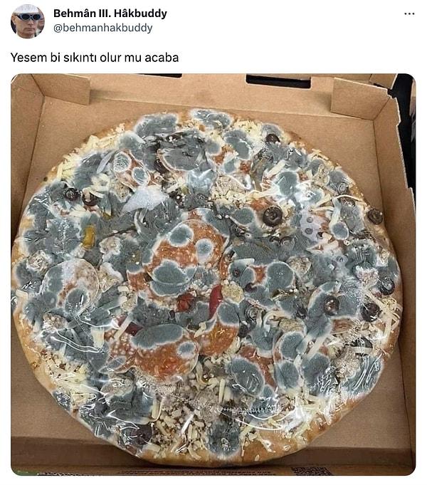 Twitter'da (@behmanhakbuddy) isimli kullanıcı, "yesem bir sıkıntı olur mu acaba?" açıklamasıyla işte bu pizzayı paylaştı...👇