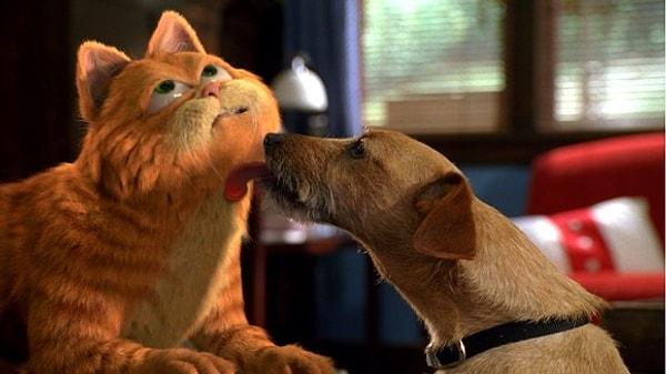 13. Garfield filminde tembel ve gıcık kedinin her işkencesine masumluğuyla tatlı tatlı karşılık veren Ollie...