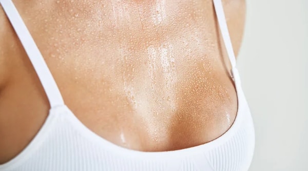 «Потливость под грудью — это естественный способ вашего тела регулировать тепло, поэтому, как врач, я бы определенно не рекомендовала пытаться предотвратить потоотделение», — рассказывает дерматолог Рэйчел Назариан