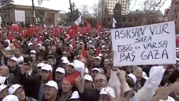 Erdoğan pankartta yazan "Aşıksan vur saza, Togg'un varsa bas gaza" ifadelerini kürsüden okudu ve bunların kendisinin değil vatandaşın sözleri olduğunu ifade etti.
