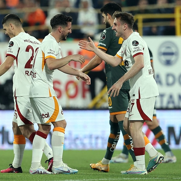 Maçı 4-1 kazanan Cimbom liderliğini sürdürdü ve maç fazlasıyla en yakın rakibi Fenerbahçe ile arasındaki puan farkını 9'a çıkardı.