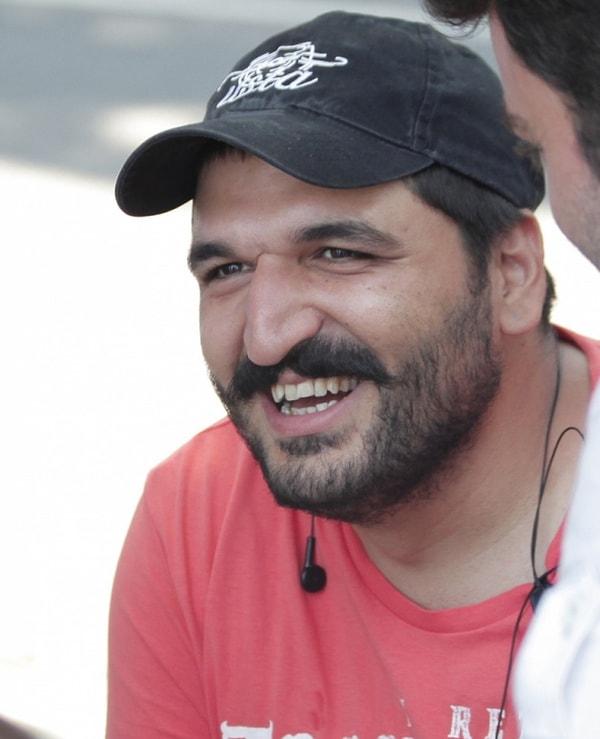 TRT’nin bir diğer yazlık dizisi Neşeli Günler'in yapımcılığını Goya Entertainment, yönetmenliğini Şahin Altuğ, senaristliğini ise Ekin Atalar üstlenecek.