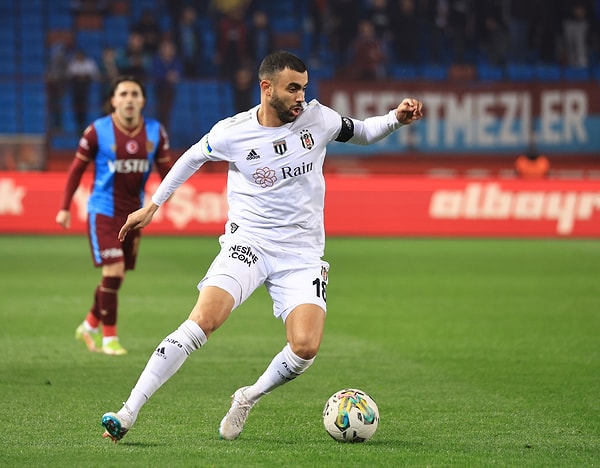 Beşiktaş ise ikinci sırada bulunan Fenerbahçe'nin 4 puan gerisinde yer alıyor. Siyah-beyazlılar, son maçında Trabzonspor ile 0-0 berabere kalarak zirve yolunda iki puan bıraktı.