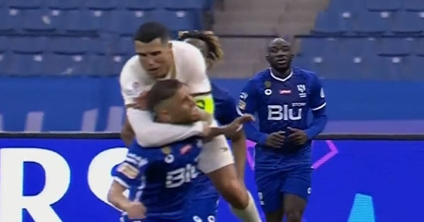 Karşılaşma sırasında oldukça gergin gözüken Ronaldo, takımı 1-0 gerideyken rakibine yaptığı sert hareketle taraftarların tepkisini üzerine çekti.