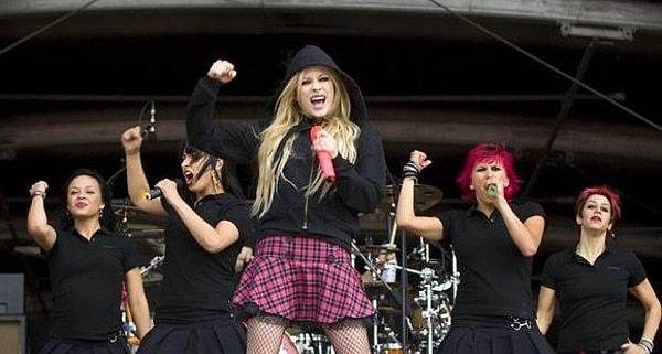 6. Avril Lavigne ilk İstanbul konserini ne zaman vermiştir?