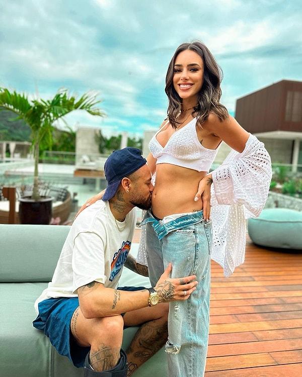 31 yaşındaki Neymar ve 28 yaşındaki Bruna Biancardi sosyal medya hesaplarından takipçilerine müjdeli haberi verdi.