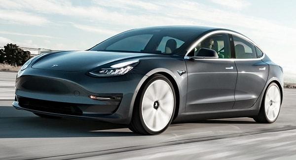 Tesla Model 3 Rear Wheel Drive'ın fiyatı da düştü.