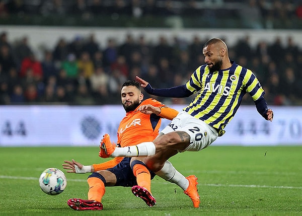 İkinci yarıya Fenerbahçe üç oyuncu değişikliğiyle başladı. Dakikalar 70'i gösterdiğinde Ahmed Touba ikinci sarı kartını görerek Başakşehir'i 10 kişi bıraktı.