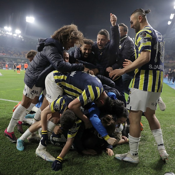Öne geçtikleri golün ardından Fenerbahçeli futbolcuların sevinçleri görülmeye değerdi.