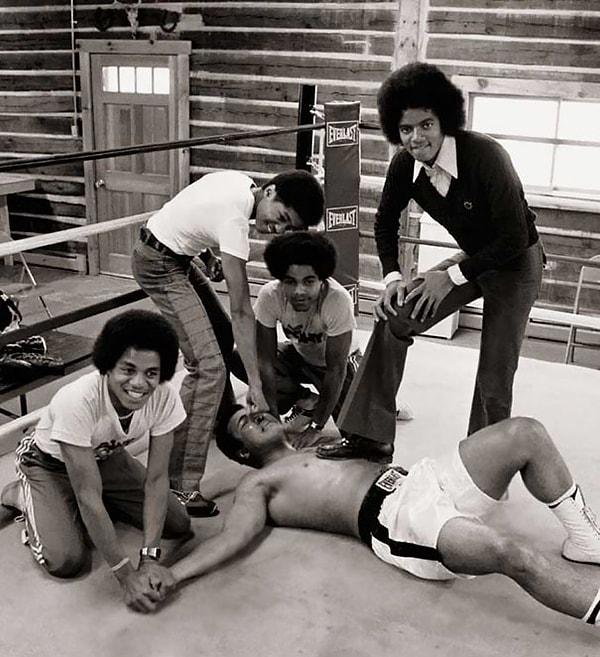 11. Muhammed Ali, Michael Jackson'ın ve beş erkek kardeşinin bulunduğu müzik grubu The Jackson 5 ile, 1977: