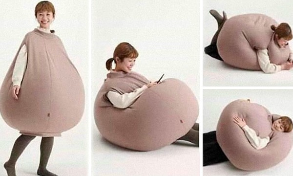 2. Японская компания создала кресло-грушу, которое можно надеть на себя, если вдруг вы захотите внезапно где-то прилечь  😂