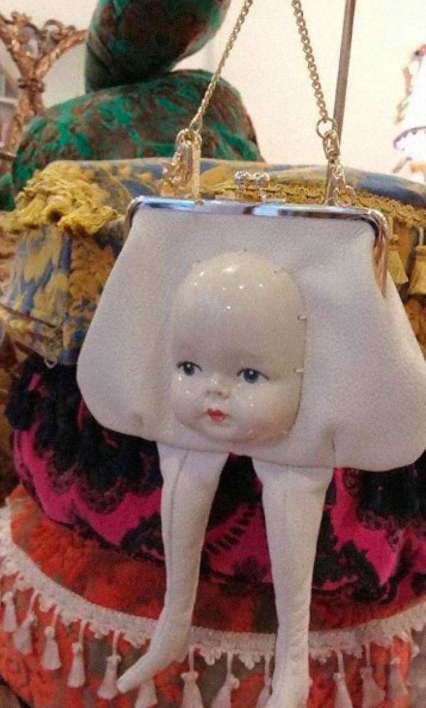 3. А вот вам и сумочка из фильмов ужасов!