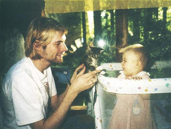 19. 26 Yaşındaki Kurt Cobain, kızı Frances'e yavru kedi gösterirken, 1993:
