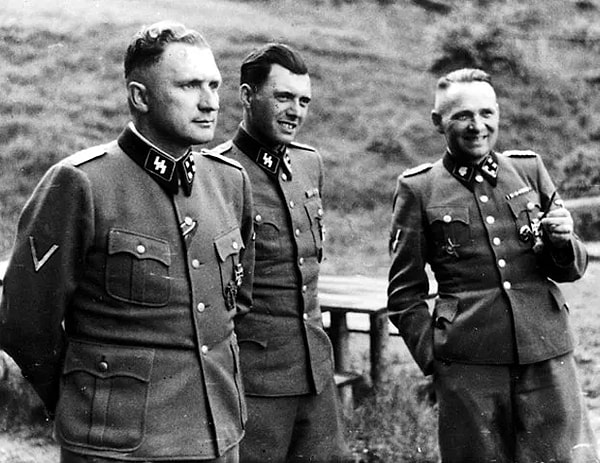 Mengele, ikizlere karşı hassastı, onlarla oyun oynadığı dahi oluyordu: Çocukların ona “Mengele Amca” dediği biliniyor.