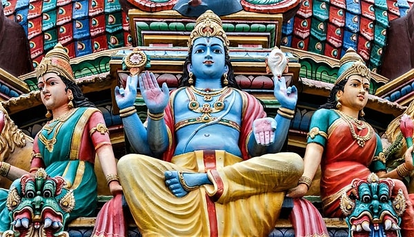 4. Какое название носит религия, основанная в 19 веке в Индии и характеризующаяся многобожием и реинкарнацией?