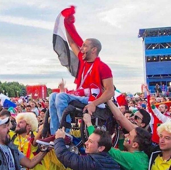 14. Tekerlekli sandalyedeki Mısırlı taraftar maçı izleyebilsin diye Meksikalı rakipleri onu taşımayı tercih ediyorlar... 🥰