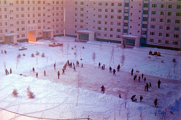 5. Каток помогали заливать все взрослые. Это было так здорово. А сейчас на этом месте одни машины стоят