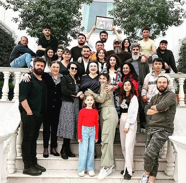 Fırat'ın annesi Ümran'a hayat veren Esra Dermancıoğlu, geçtiğimiz bölümde diziye veda etmişti. Arkadaşlarıyla birlikte yayınladığı fotoğrafların altında tek tek herkese teşekkür etmişti ünlü oyuncu.