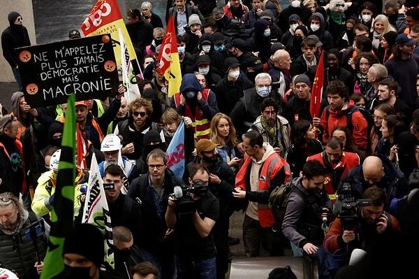 Anayasa Konseyi'nin kararının ardından Cumhurbaşkanı Emmanuel Macron'un imzasıyla yürürlüğe giren yasayı protesto eden göstericiler, bugün başkent Paris'teki tren garlarını bloke etti.