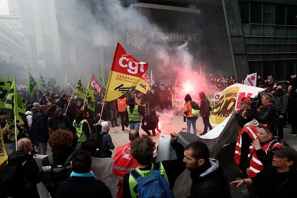 Reuters'ın haberine göre, emeklilik düzenlemesini protesto eden göstericiler, başkent Paris'in La Defense bölgesindeki Euronext borsasının ofislerini de kısa süreliğine işgal etti.