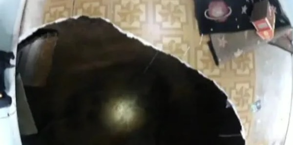 Вбежав в комнату своего брата, Джереми прыгнул в яму, чтобы попытаться спасти его, но грязь уже поднялась до уровня шеи